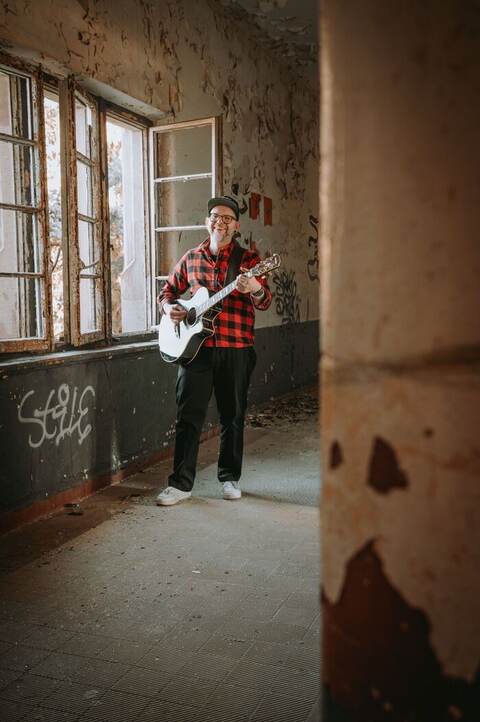 Crazy Chris Loony mit Akustikgitarre