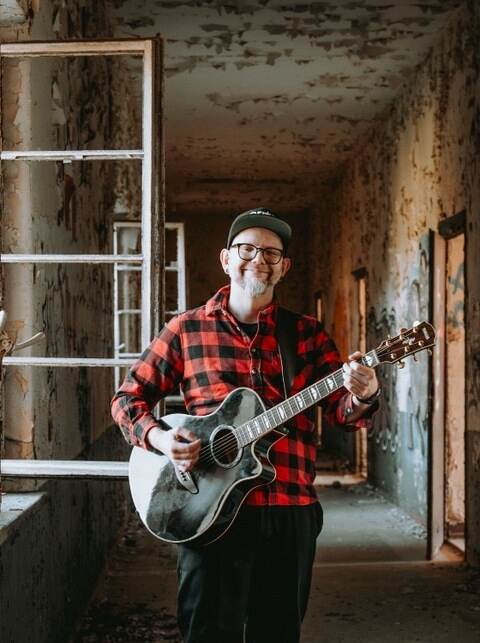 Crazy Chris Loony mit Akustikgitarre